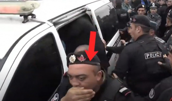 «Черный берет» плюнул в митингующего